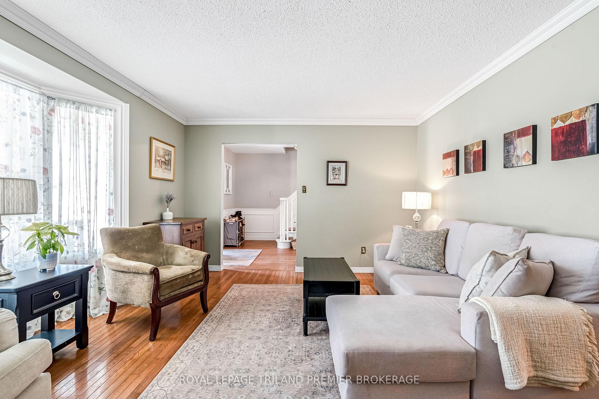 Photo 8 of 31 Foxcroft Crescent, London, South K — HOMEH