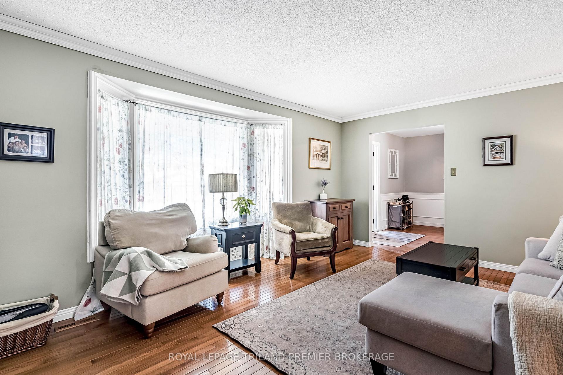 Photo 9 of 31 Foxcroft Crescent, London, South K — HOMEH