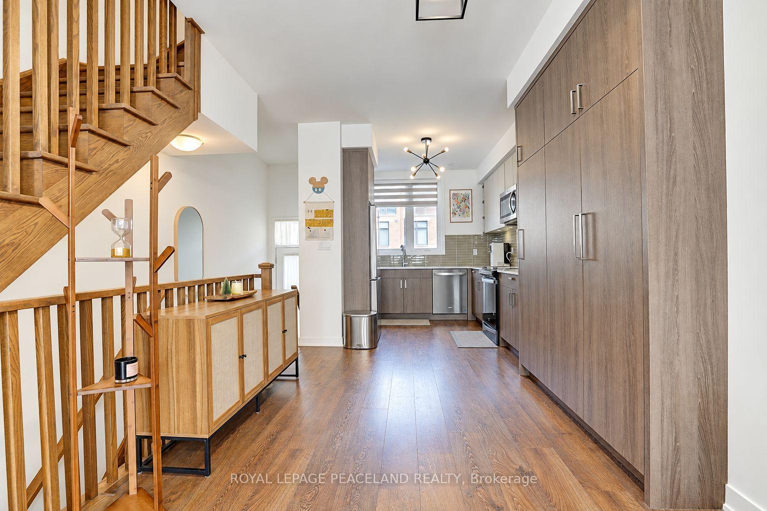 Photo 5 of 127 Green Gardens Boulevard, Toronto, Englemount-Lawrence — HOMEH