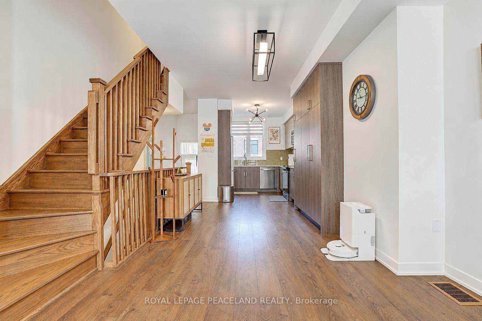 Photo 6 of 127 Green Gardens Boulevard, Toronto, Englemount-Lawrence — HOMEH