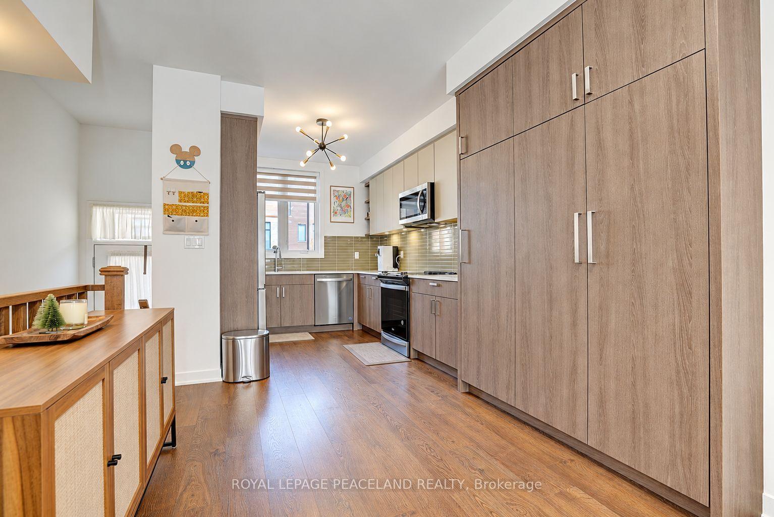 Photo 7 of 127 Green Gardens Boulevard, Toronto, Englemount-Lawrence — HOMEH
