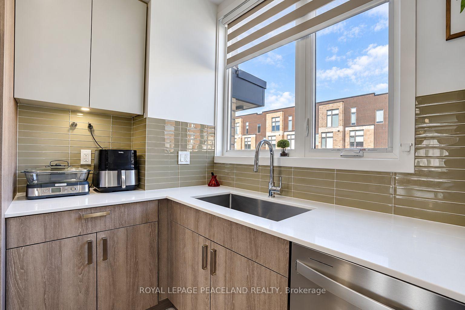 Photo 9 of 127 Green Gardens Boulevard, Toronto, Englemount-Lawrence — HOMEH