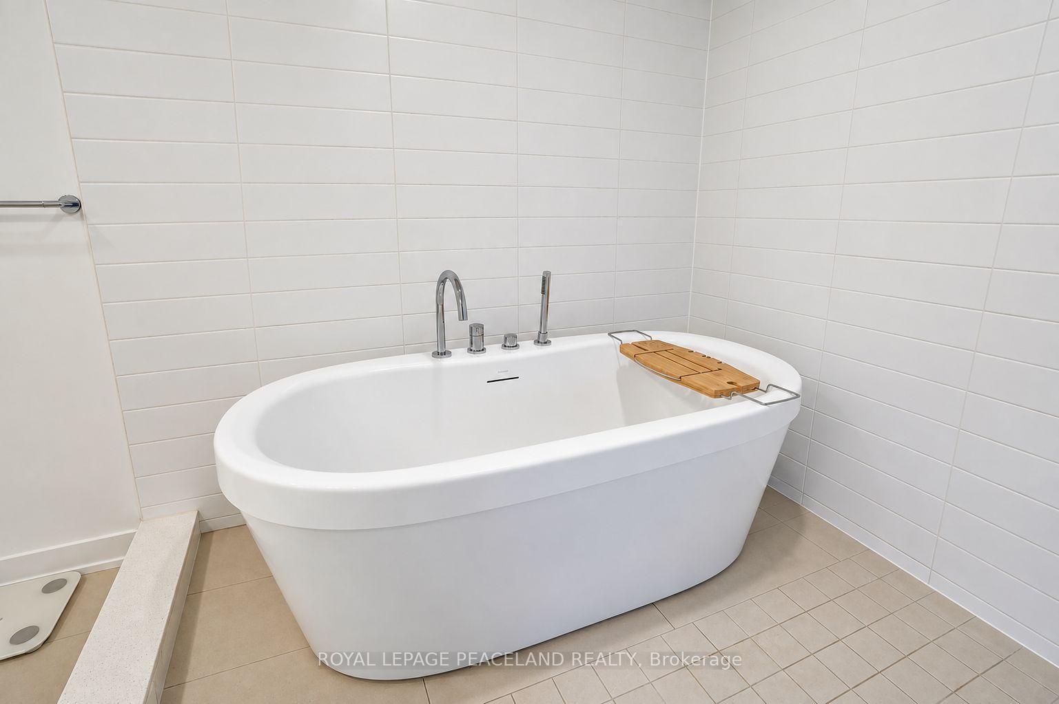 Photo 44 of 127 Green Gardens Boulevard, Toronto, Englemount-Lawrence — HOMEH