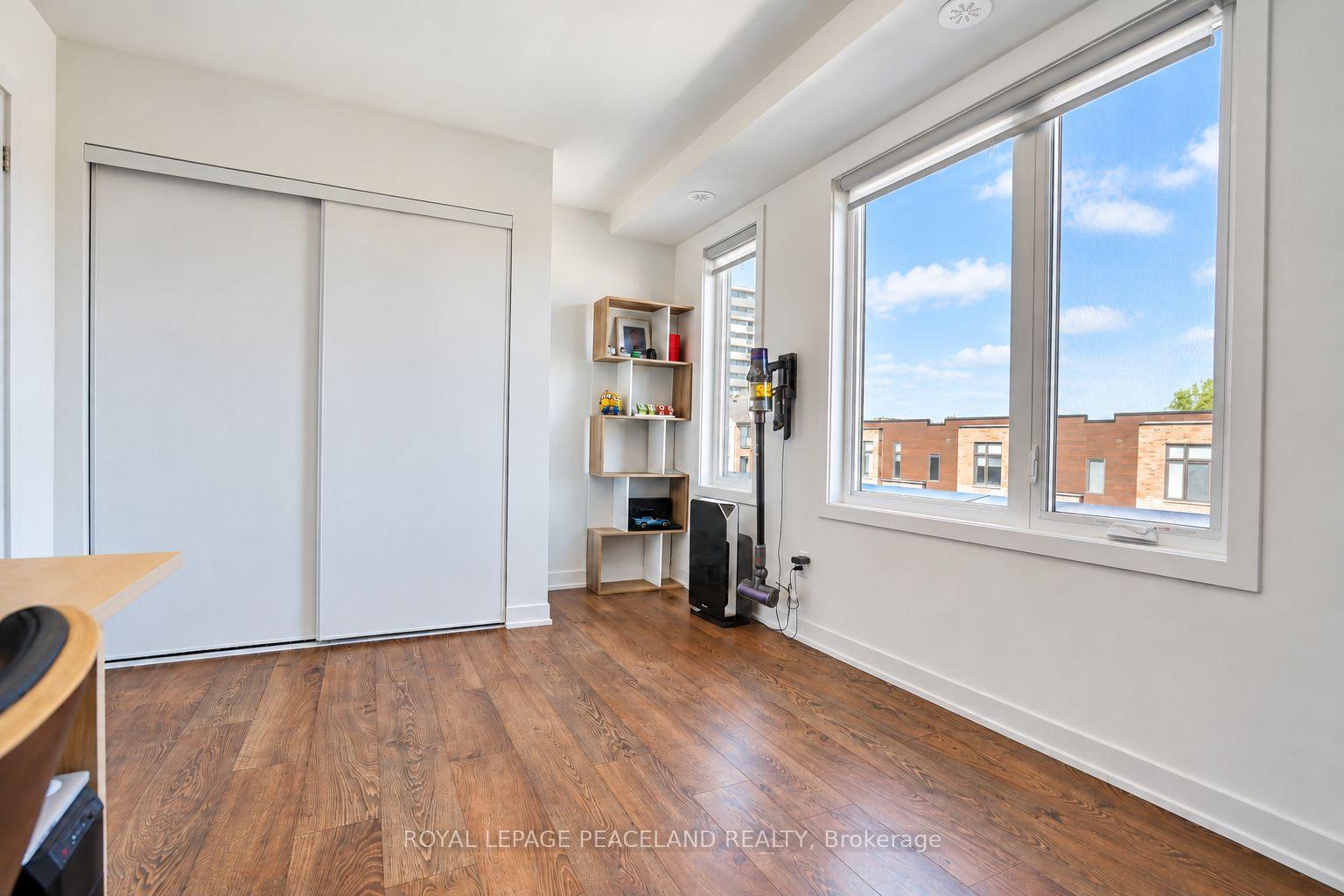 Photo 46 of 127 Green Gardens Boulevard, Toronto, Englemount-Lawrence — HOMEH