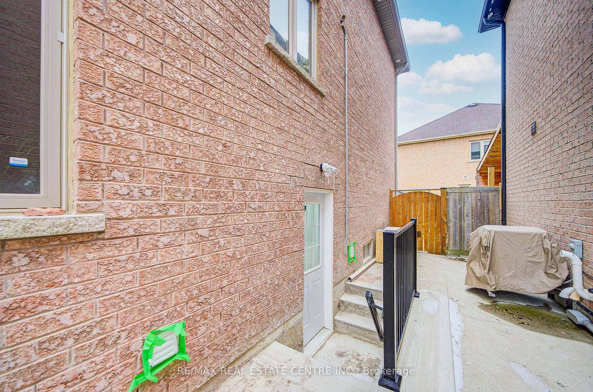 Photo 3 of Unit Bsmt, 23 Gamson Crescent, Brampton, Sandringham-Wellington — HOMEH