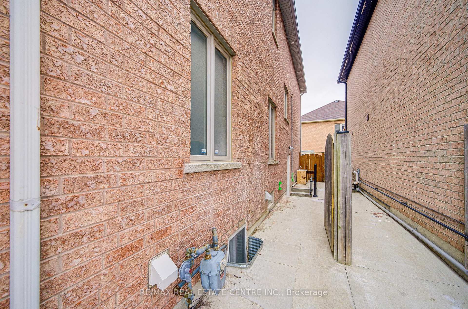 Photo 4 of Unit Bsmt, 23 Gamson Crescent, Brampton, Sandringham-Wellington — HOMEH