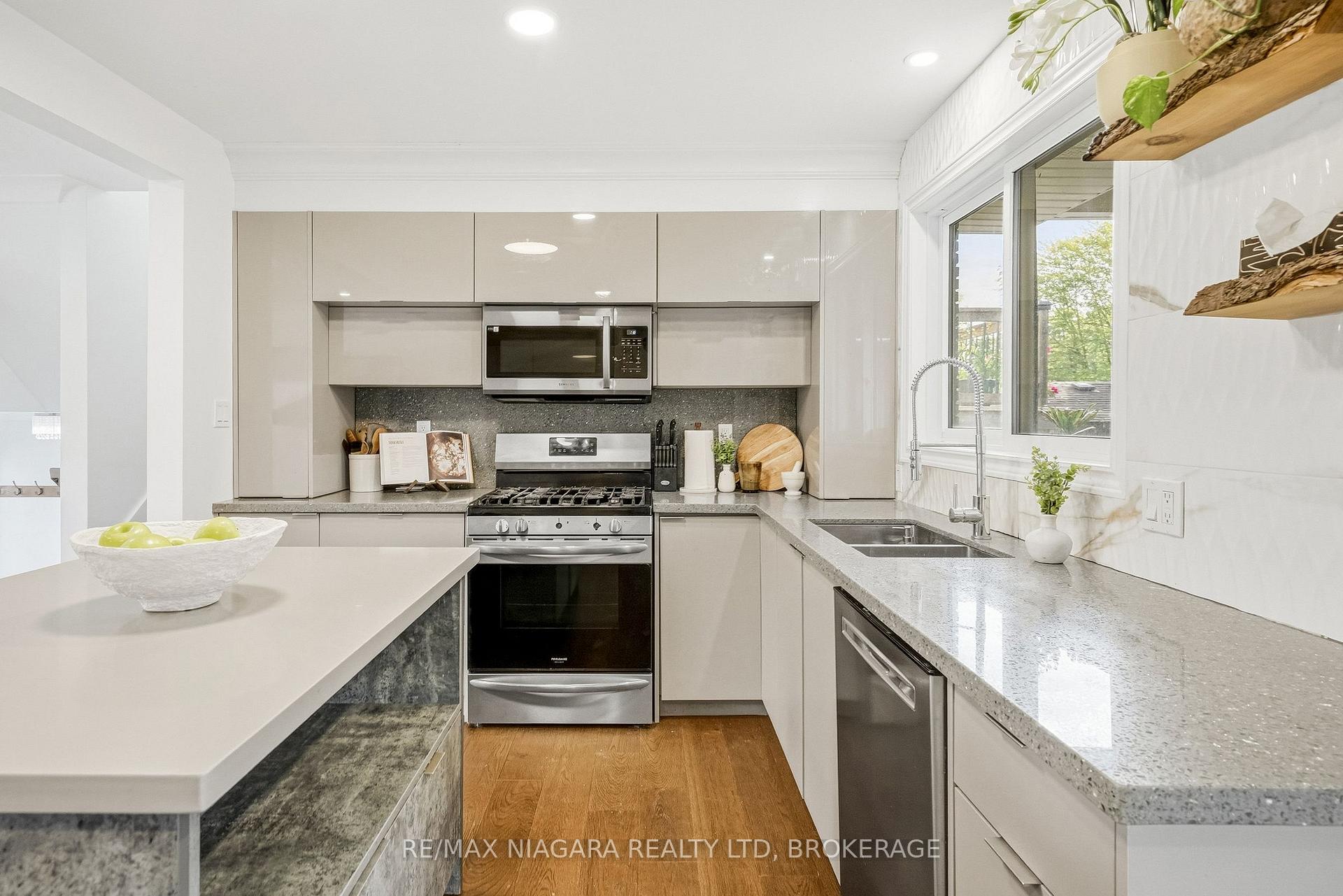 Photo 15 of 6470 Gore Street, Niagara Falls, Stamford — HOMEH