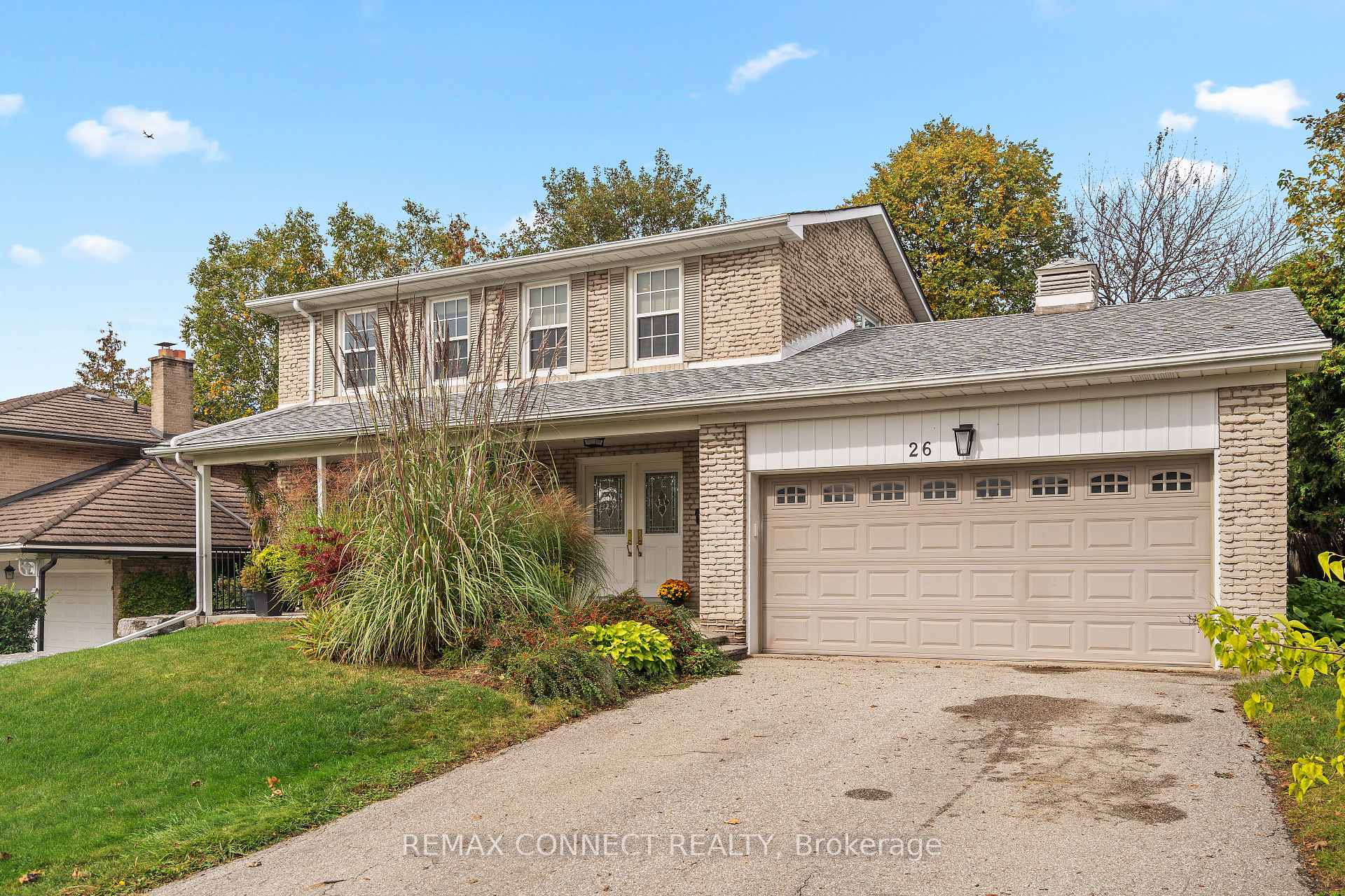 Photo 2 of 26 Averdon Crescent, North York, Parkwoods-Donalda — HOMEH