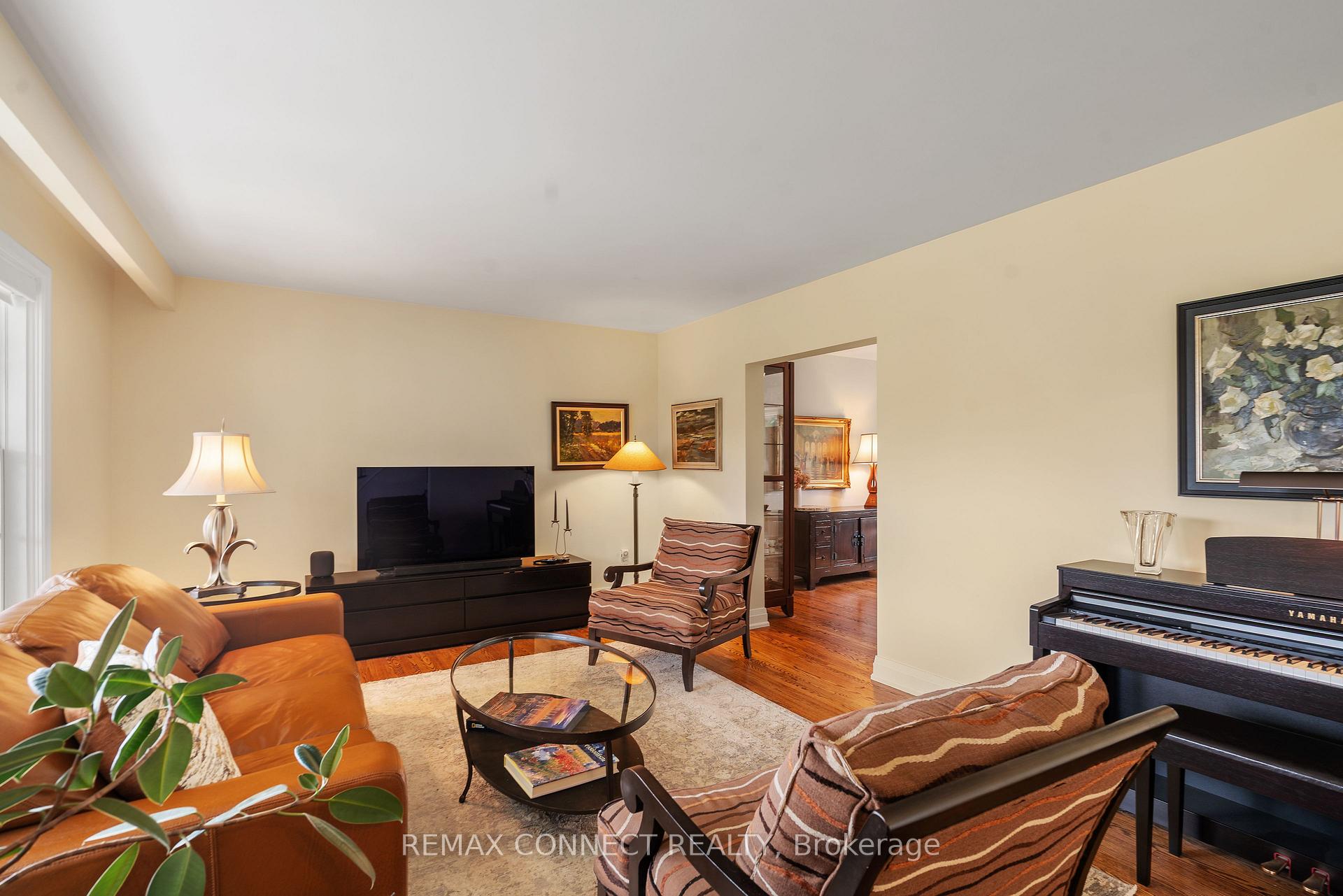 Photo 12 of 26 Averdon Crescent, North York, Parkwoods-Donalda — HOMEH