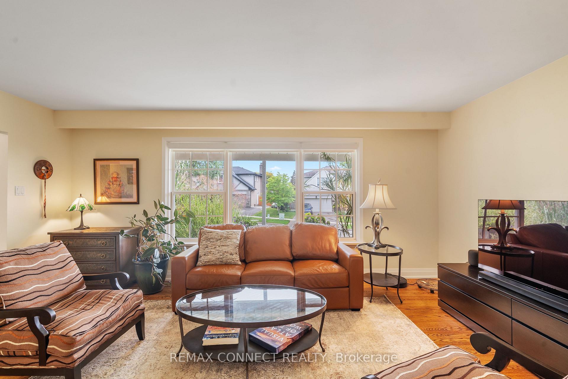 Photo 13 of 26 Averdon Crescent, North York, Parkwoods-Donalda — HOMEH