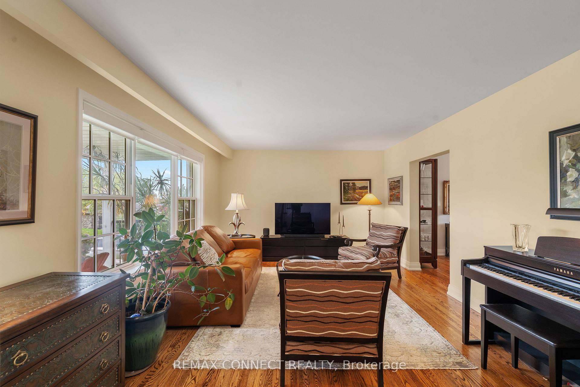 Photo 14 of 26 Averdon Crescent, North York, Parkwoods-Donalda — HOMEH