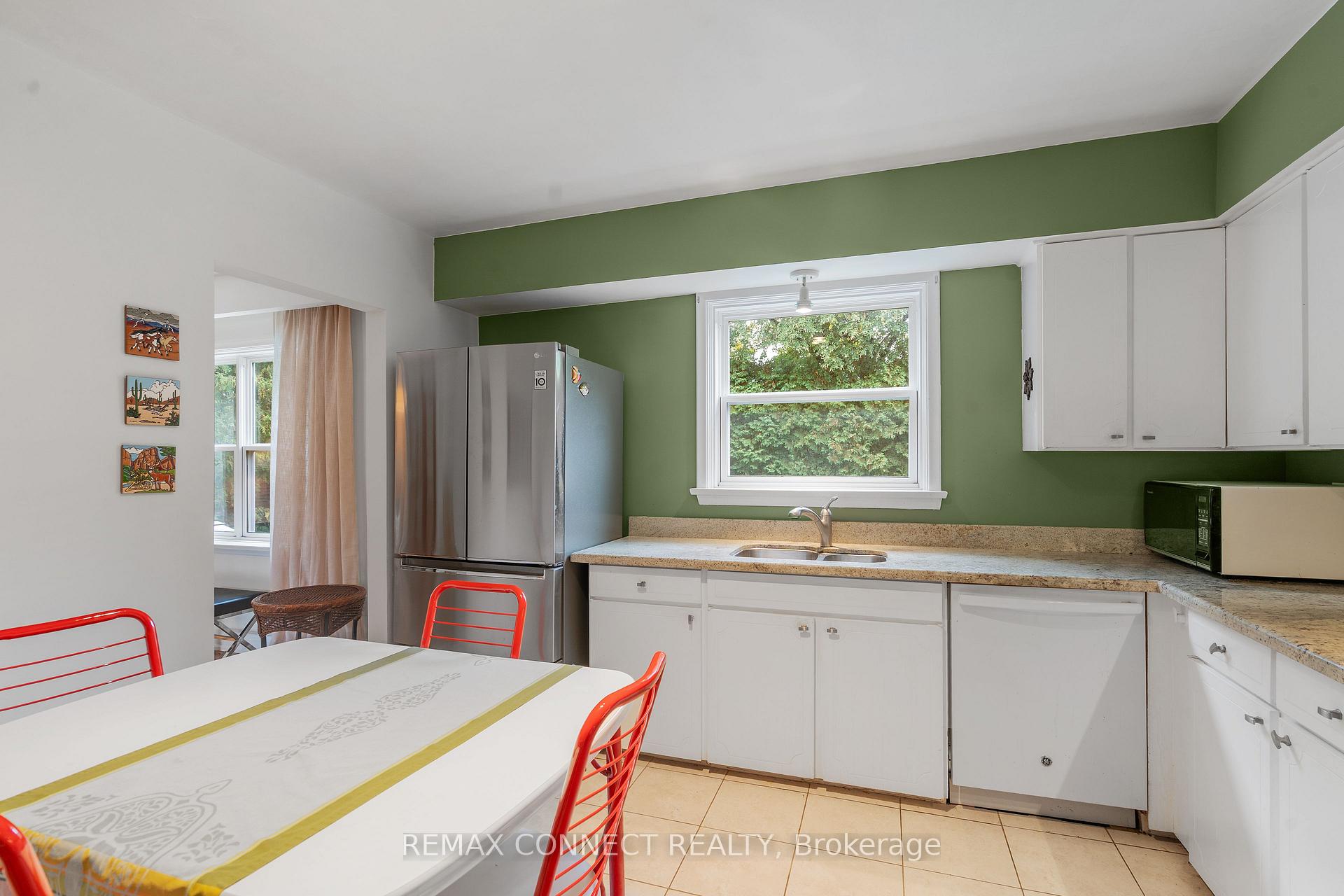 Photo 18 of 26 Averdon Crescent, North York, Parkwoods-Donalda — HOMEH