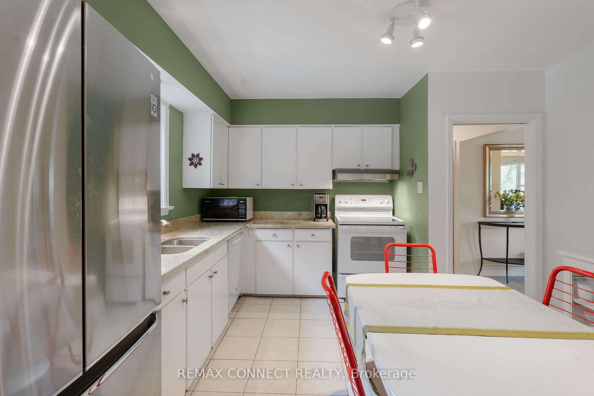 Photo 19 of 26 Averdon Crescent, North York, Parkwoods-Donalda — HOMEH
