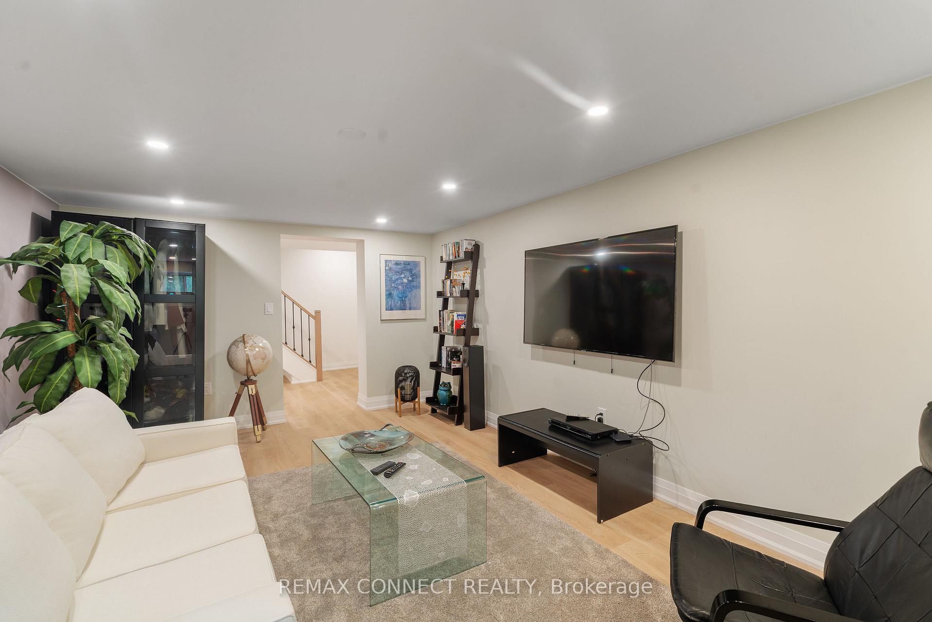Photo 27 of 26 Averdon Crescent, North York, Parkwoods-Donalda — HOMEH