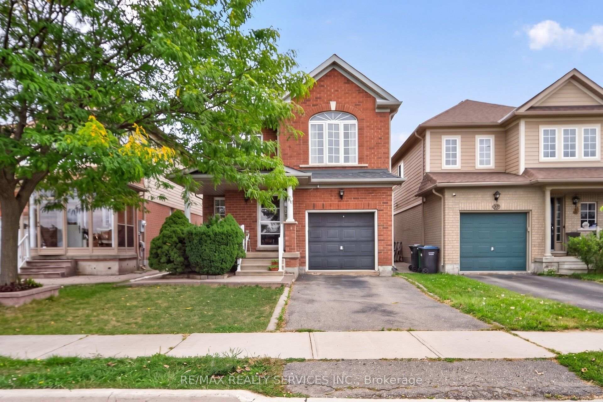 Photo 2 of 26 Peachleaf Crescent S, Brampton, Fletcher's Meadow — HOMEH