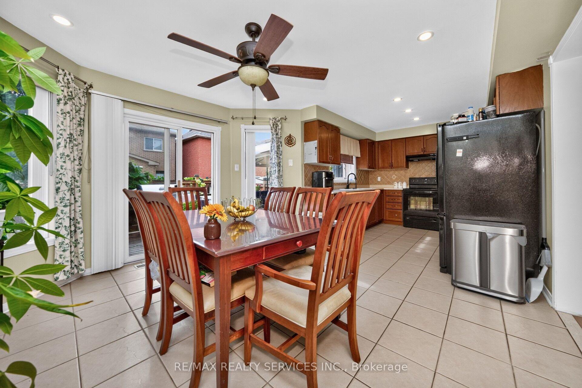 Photo 4 of 26 Peachleaf Crescent S, Brampton, Fletcher's Meadow — HOMEH