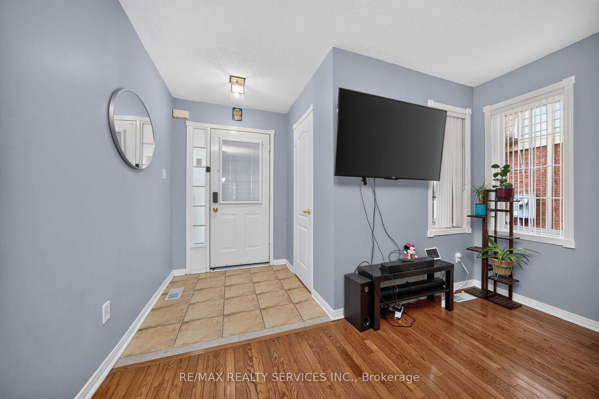 Photo 8 of 26 Peachleaf Crescent S, Brampton, Fletcher's Meadow — HOMEH