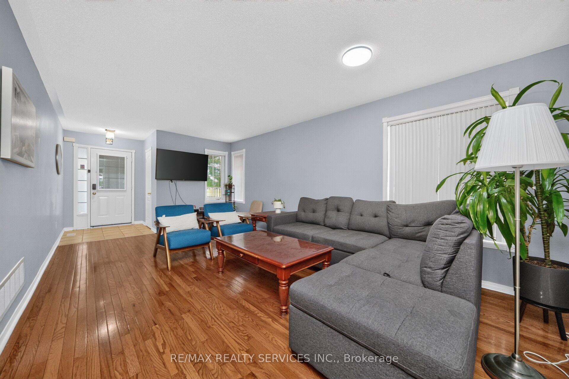 Photo 11 of 26 Peachleaf Crescent S, Brampton, Fletcher's Meadow — HOMEH
