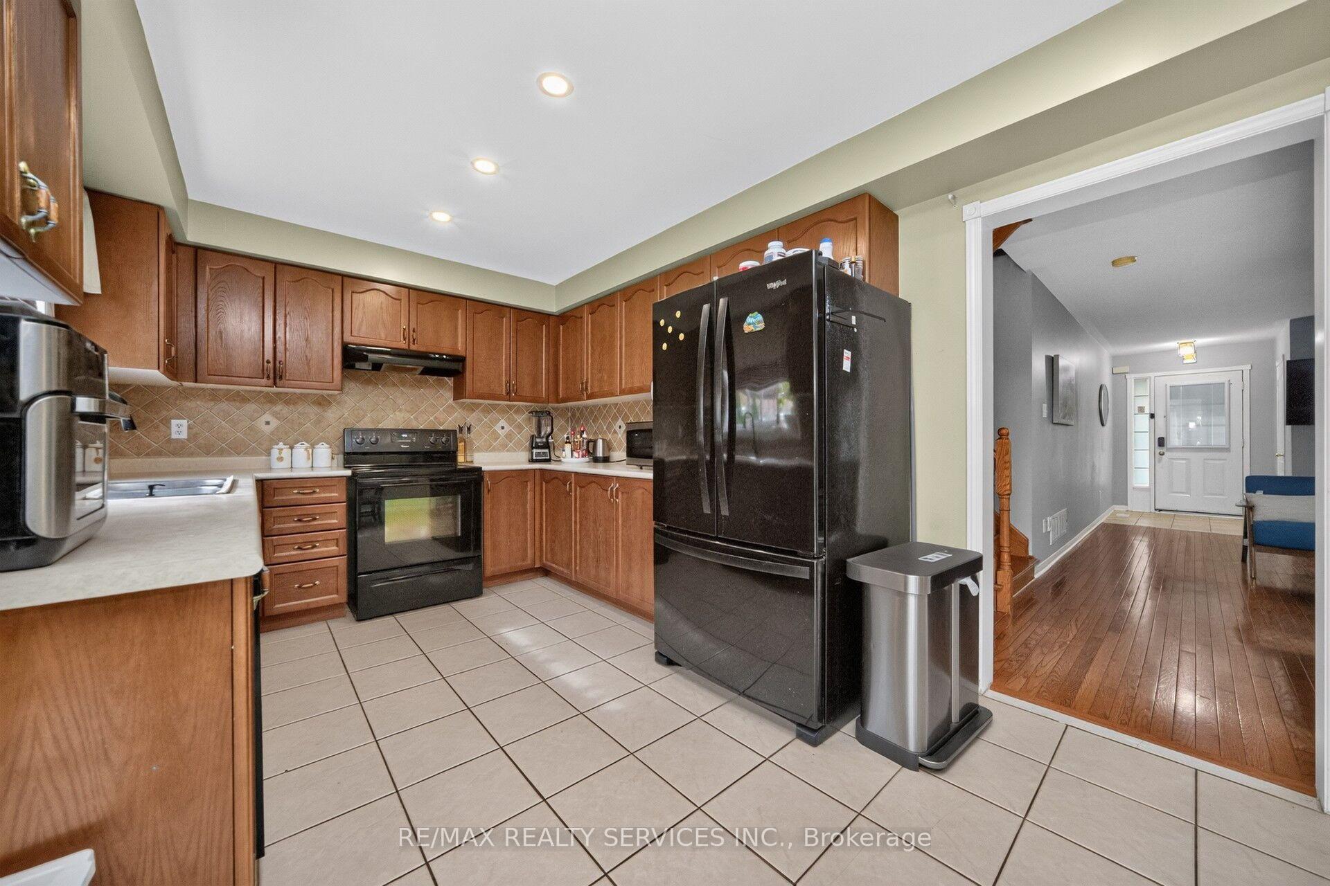 Photo 15 of 26 Peachleaf Crescent S, Brampton, Fletcher's Meadow — HOMEH