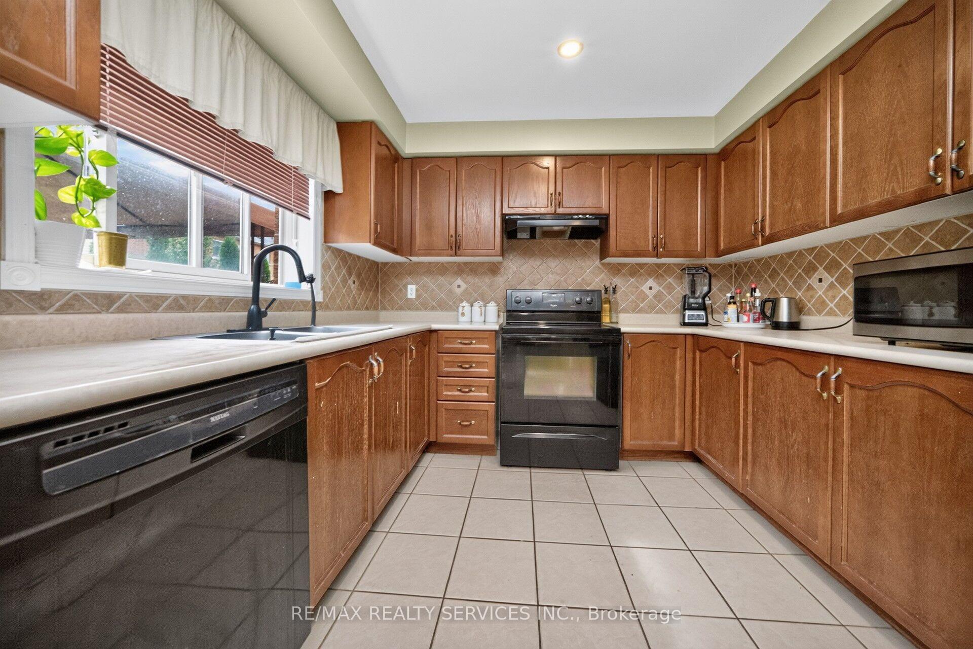 Photo 16 of 26 Peachleaf Crescent S, Brampton, Fletcher's Meadow — HOMEH