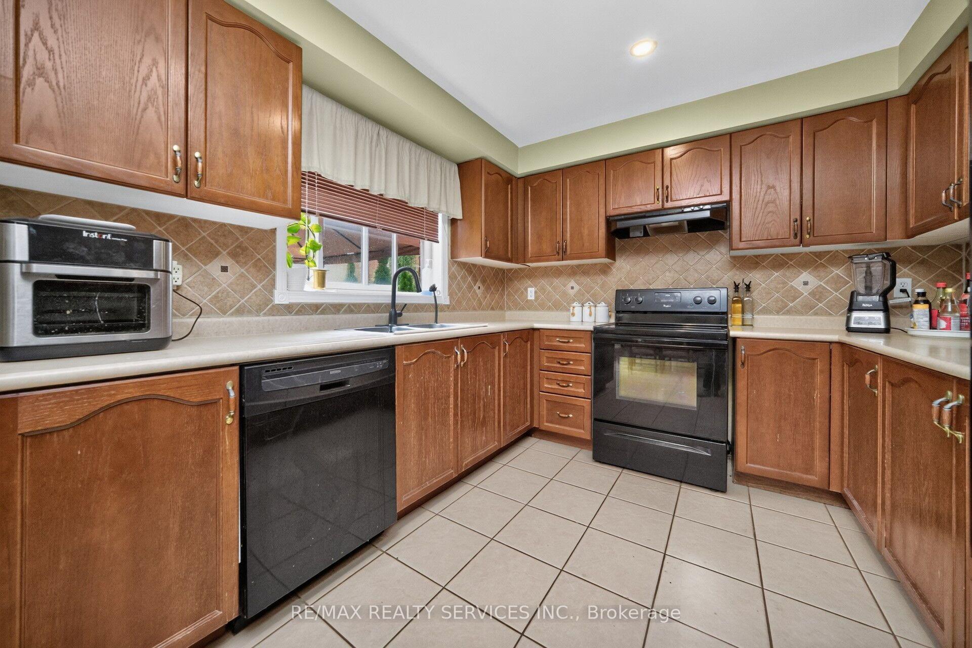 Photo 17 of 26 Peachleaf Crescent S, Brampton, Fletcher's Meadow — HOMEH
