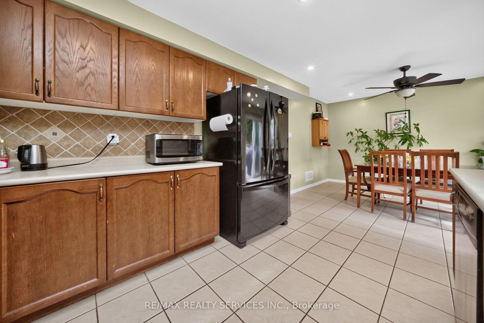 Photo 18 of 26 Peachleaf Crescent S, Brampton, Fletcher's Meadow — HOMEH