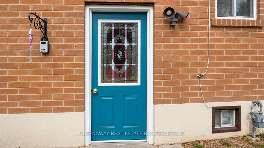 Photo 2 of 147 Bonham Boulevard, Mississauga, Streetsville — HOMEH