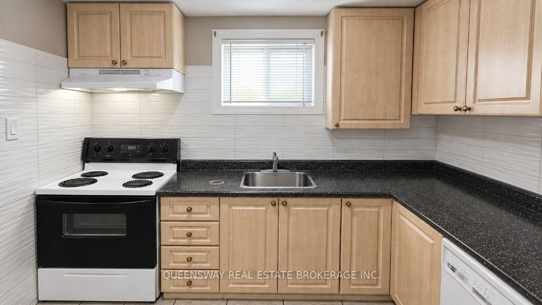 Photo 4 of 147 Bonham Boulevard, Mississauga, Streetsville — HOMEH