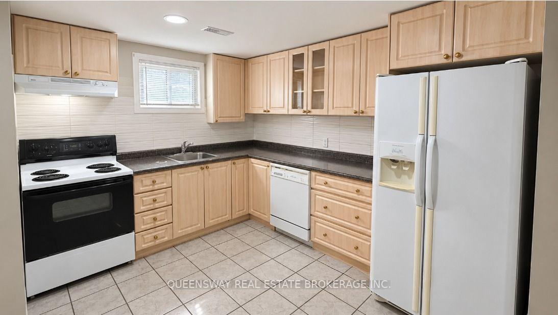 Photo 5 of 147 Bonham Boulevard, Mississauga, Streetsville — HOMEH