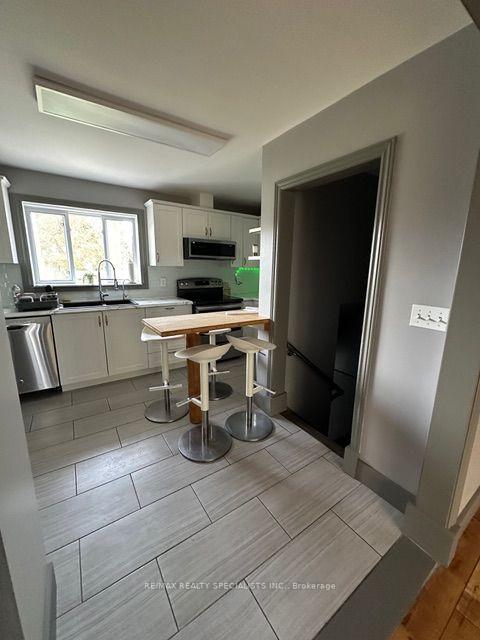 Photo 4 of Unit UPPER, 189 Little Avenue, Barrie, Allandale Heights — HOMEH
