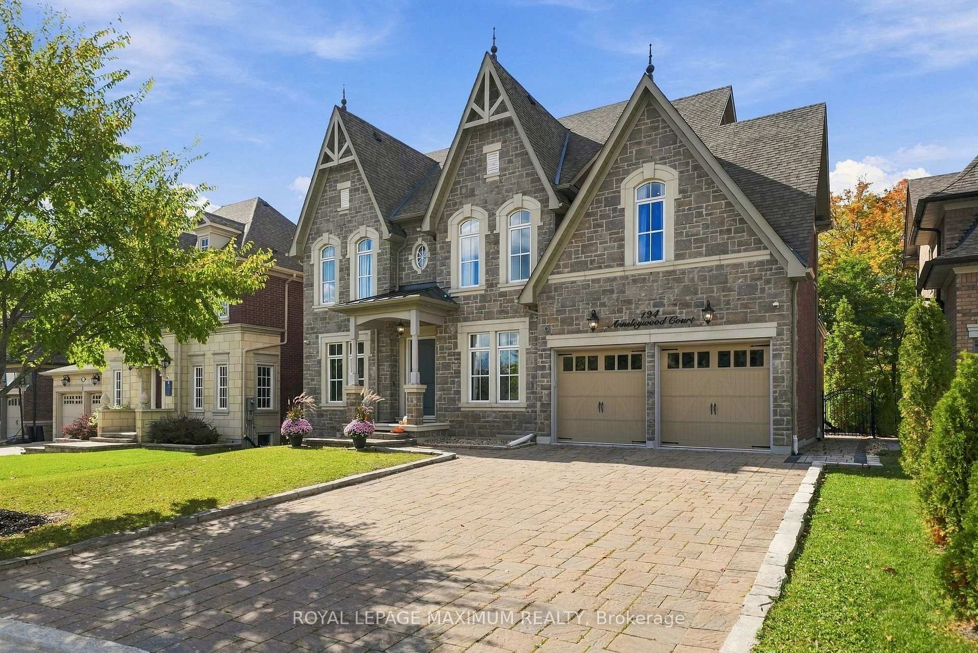 Photo 2 of 124 Annsleywood Court, Vaughan, Kleinburg — HOMEH