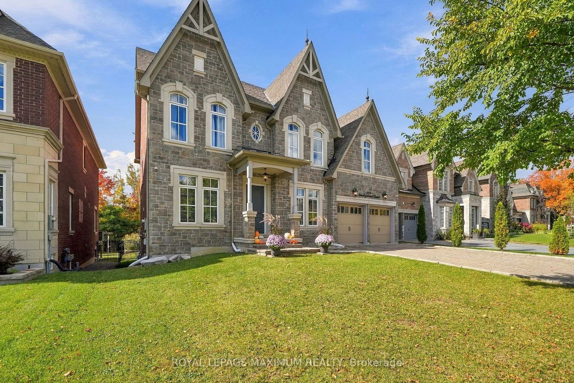 Photo 3 of 124 Annsleywood Court, Vaughan, Kleinburg — HOMEH