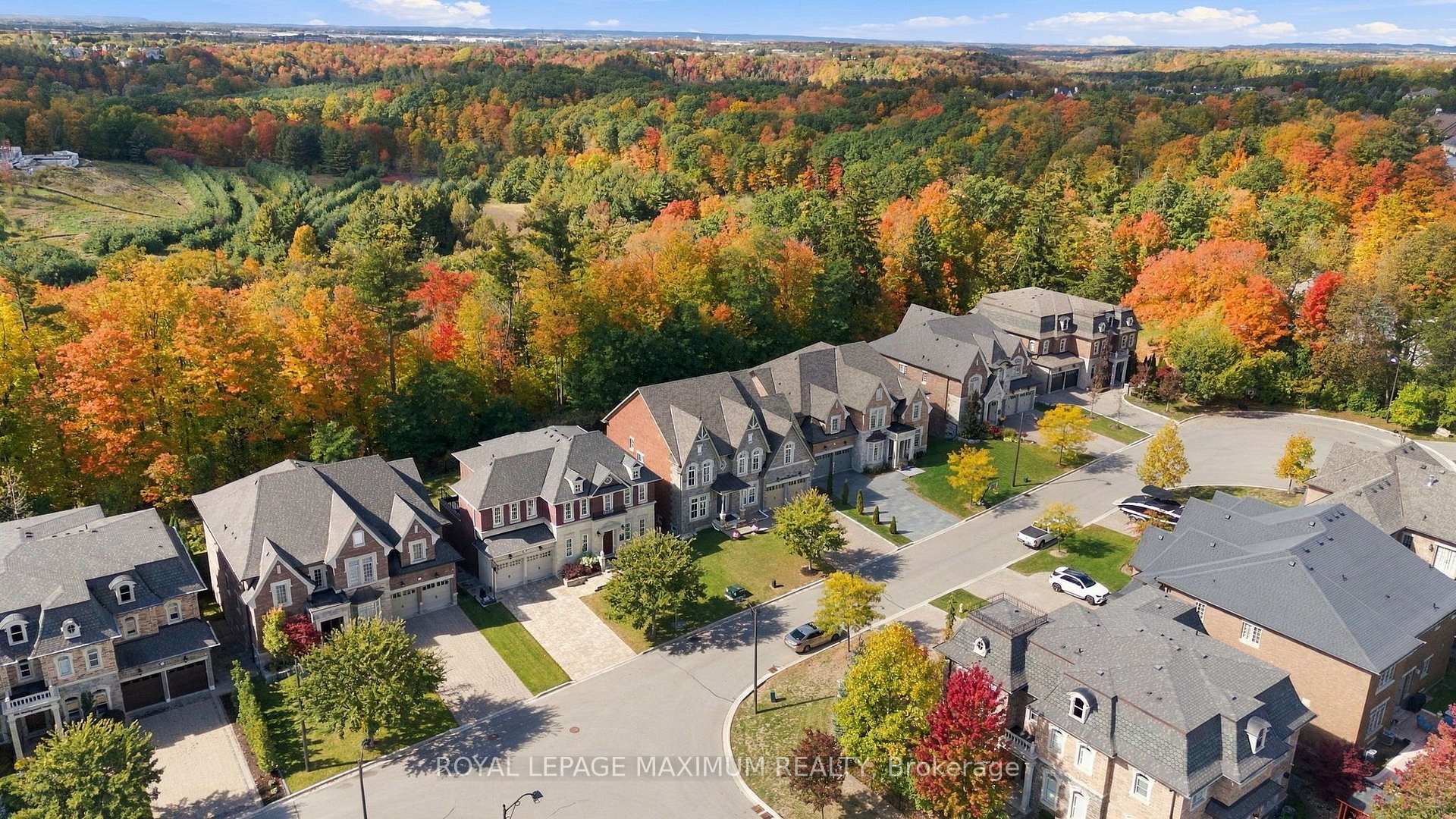Photo 4 of 124 Annsleywood Court, Vaughan, Kleinburg — HOMEH