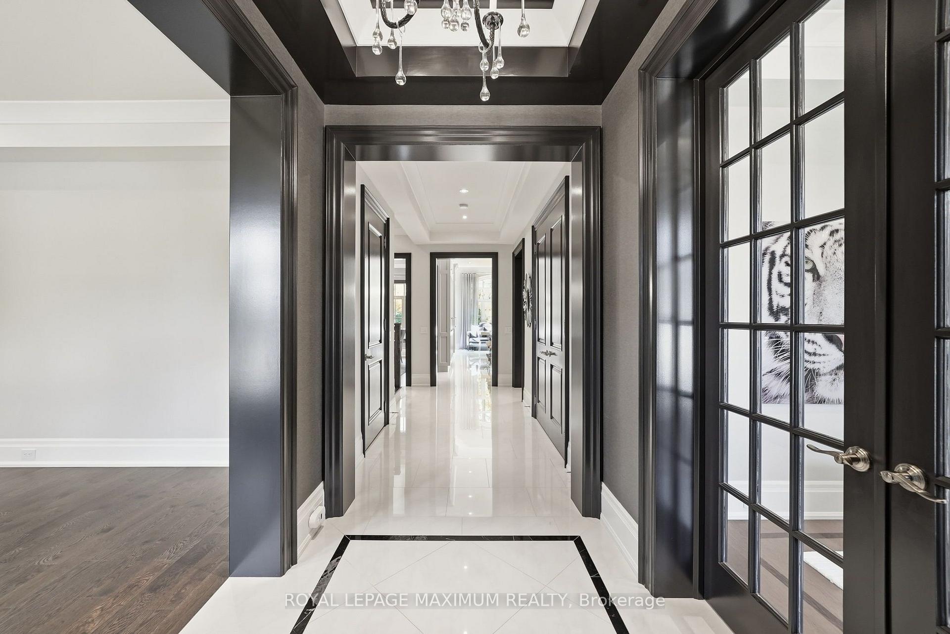 Photo 5 of 124 Annsleywood Court, Vaughan, Kleinburg — HOMEH