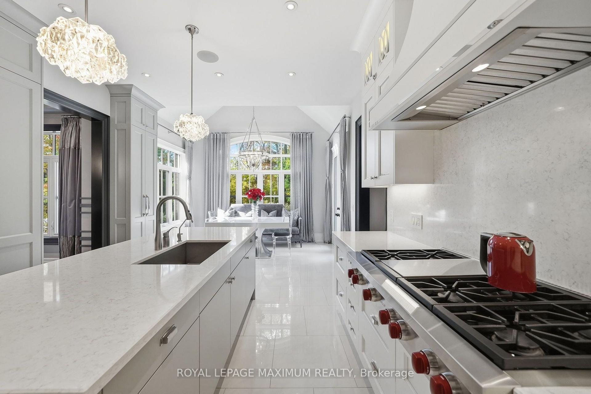 Photo 10 of 124 Annsleywood Court, Vaughan, Kleinburg — HOMEH