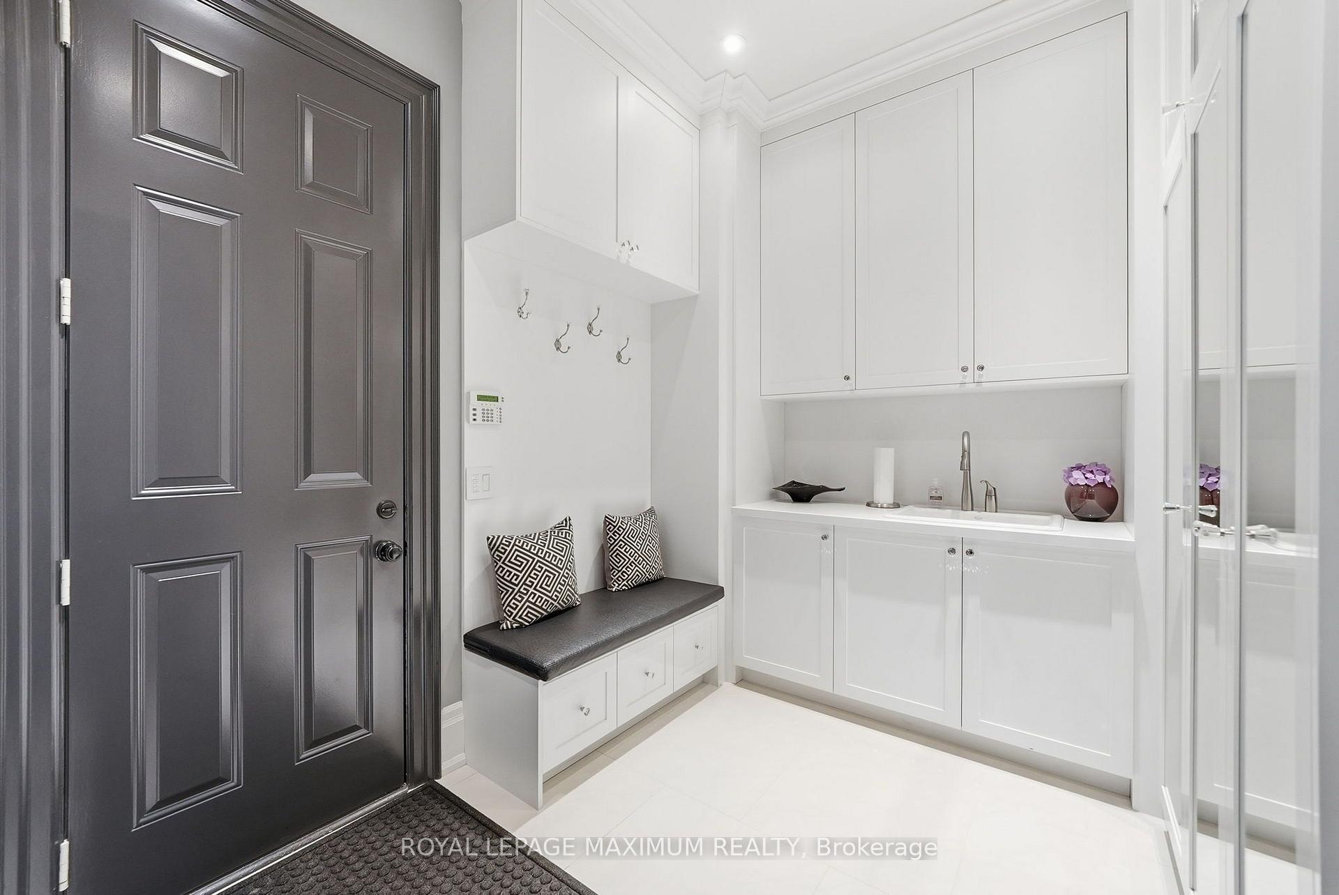 Photo 17 of 124 Annsleywood Court, Vaughan, Kleinburg — HOMEH