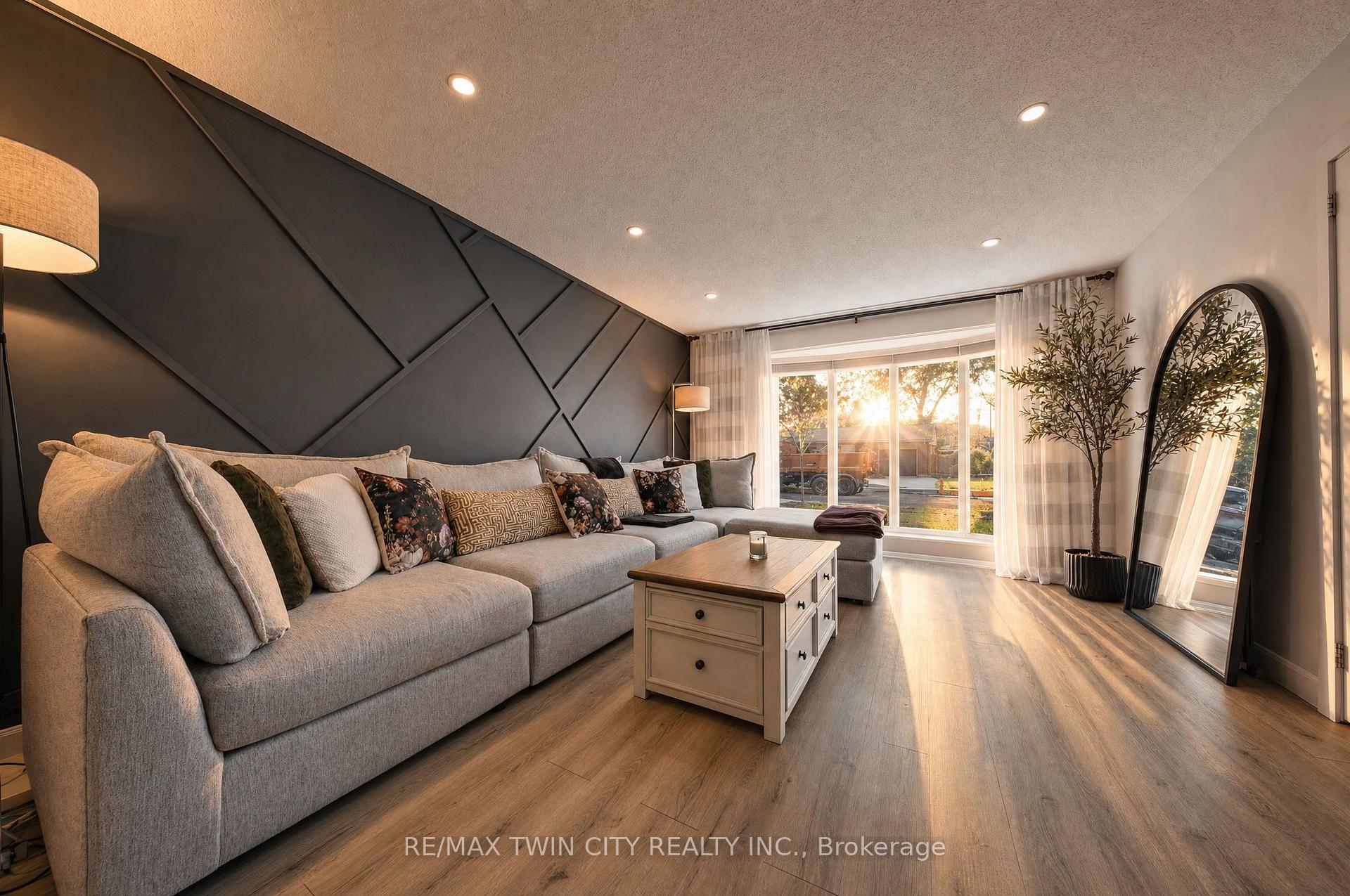 Photo 5 of 25 Cedarland Drive, Brantford, Brier Park — HOMEH