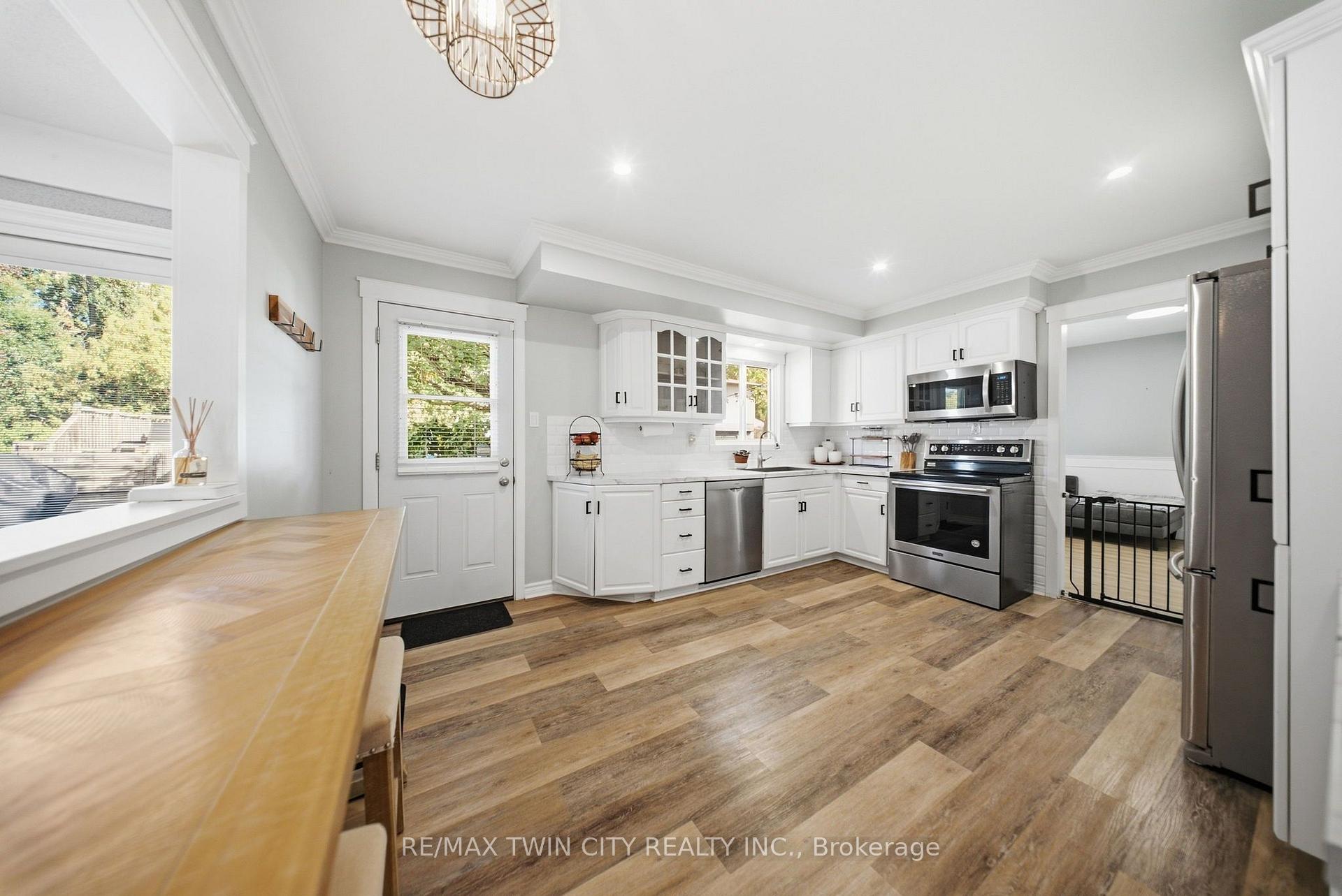 Photo 10 of 25 Cedarland Drive, Brantford, Brier Park — HOMEH