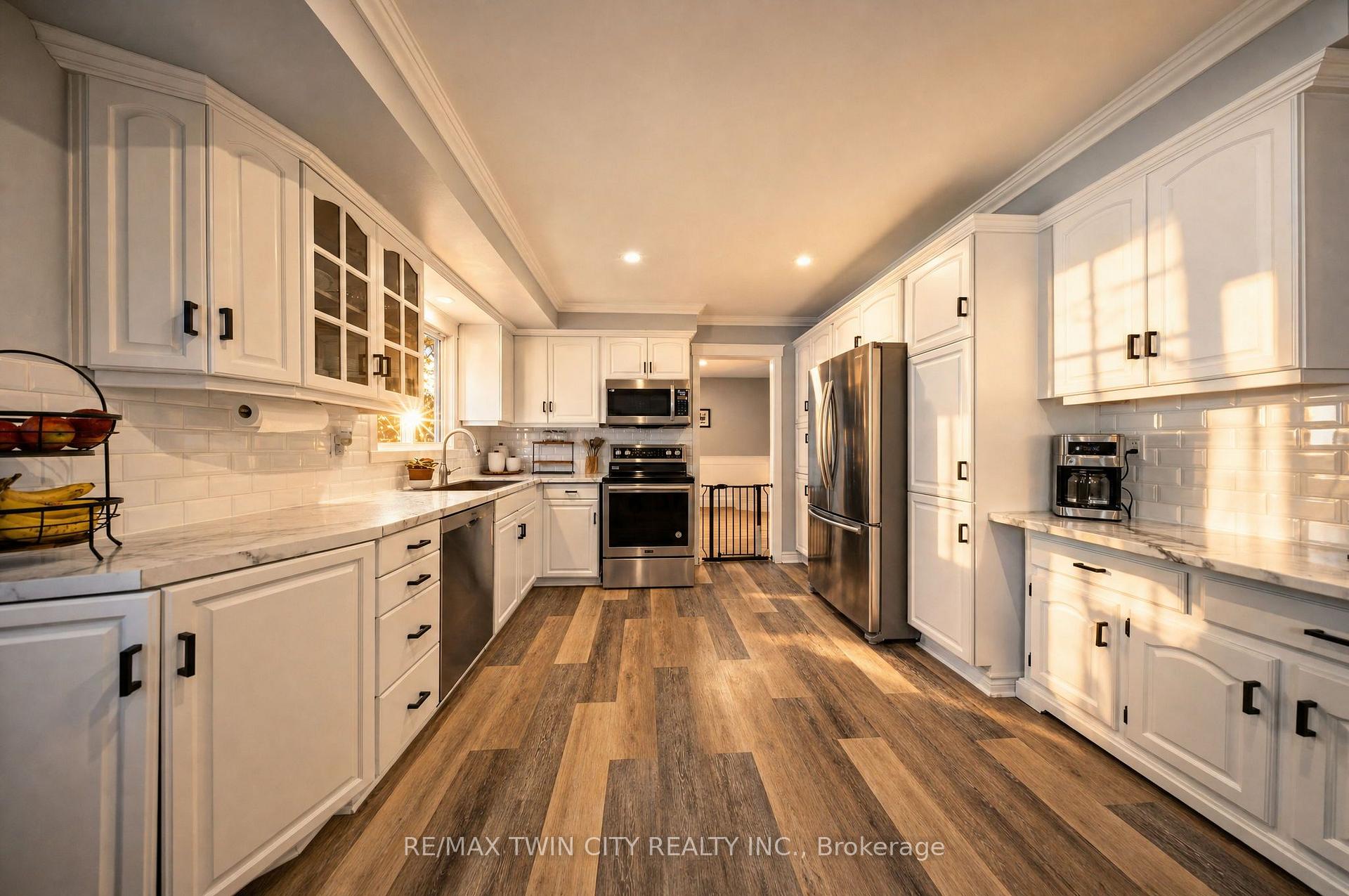 Photo 11 of 25 Cedarland Drive, Brantford, Brier Park — HOMEH