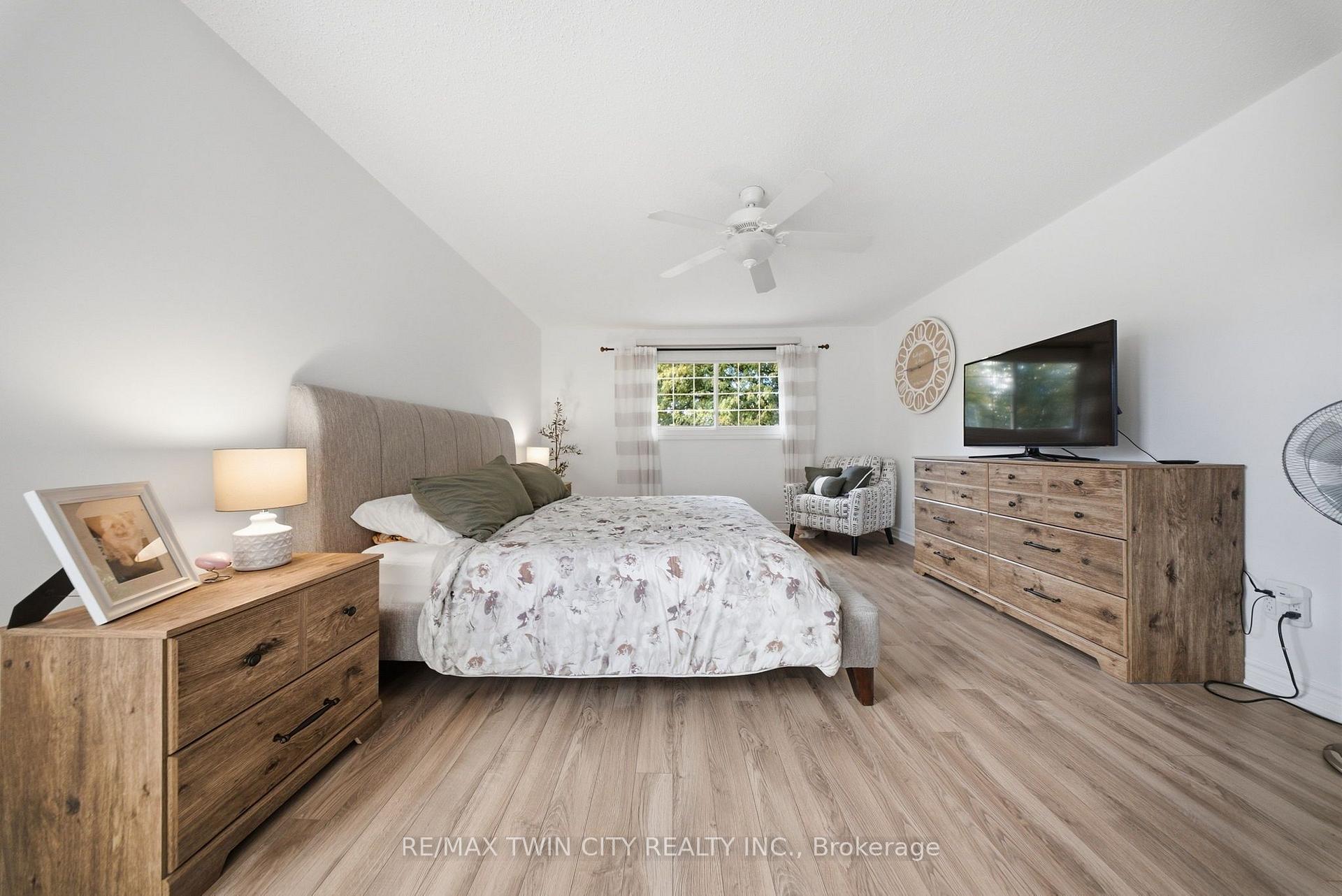 Photo 21 of 25 Cedarland Drive, Brantford, Brier Park — HOMEH