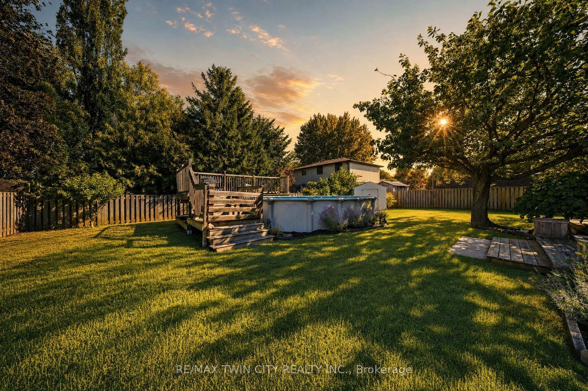 Photo 32 of 25 Cedarland Drive, Brantford, Brier Park — HOMEH