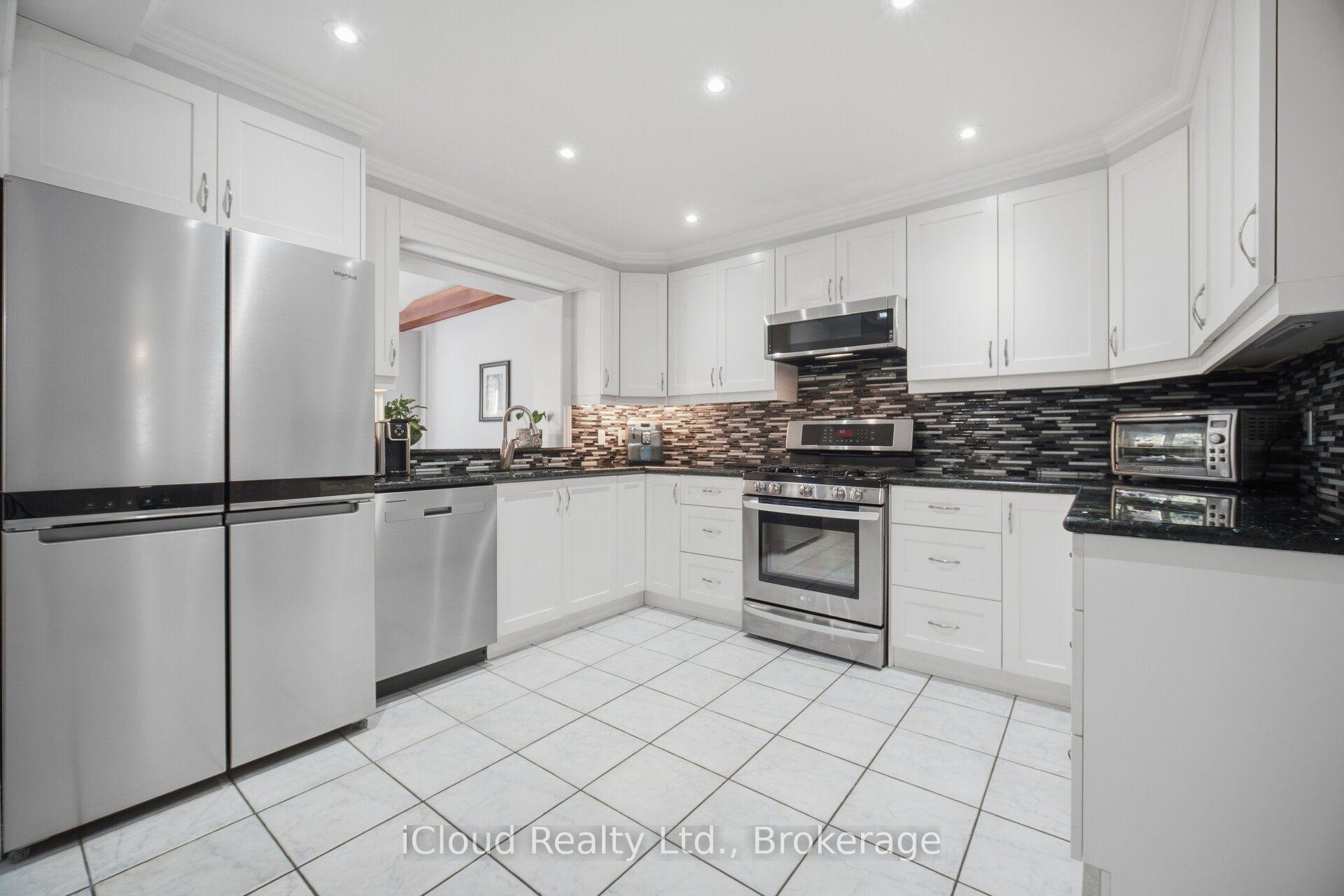 Photo 8 of 52 Bengal Court, North York, Glenfield-Jane Heights — HOMEH