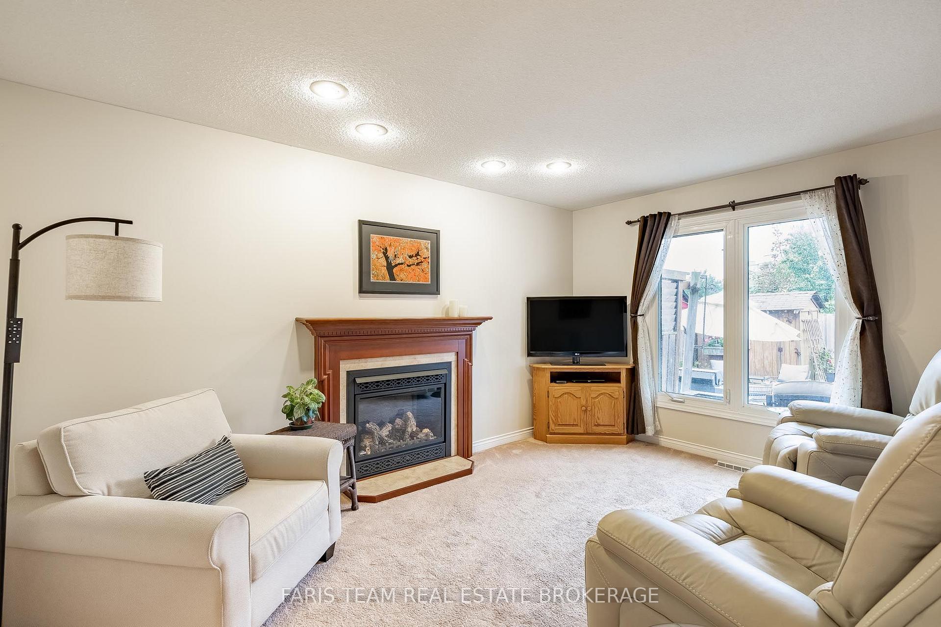 Photo 10 of 4 O'shaughnessy Crescent, Barrie, Holly — HOMEH