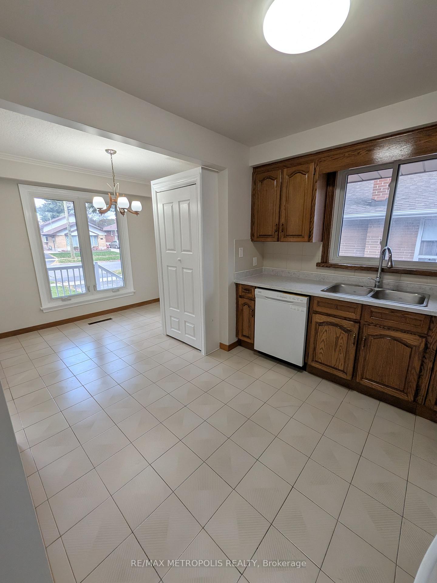 Photo 3 of Unit Main, 43 Lewiston Road, Scarborough, Dorset Park — HOMEH