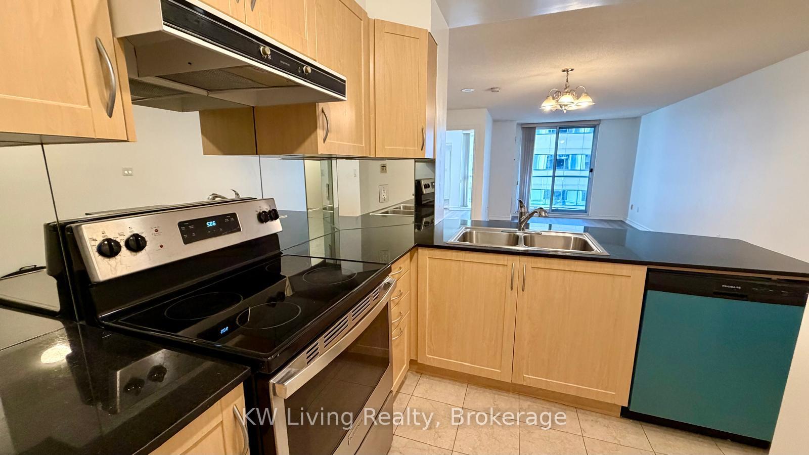 Photo 10 of Unit 701, 801 Bay Street, Toronto, Bay Street Corridor — HOMEH