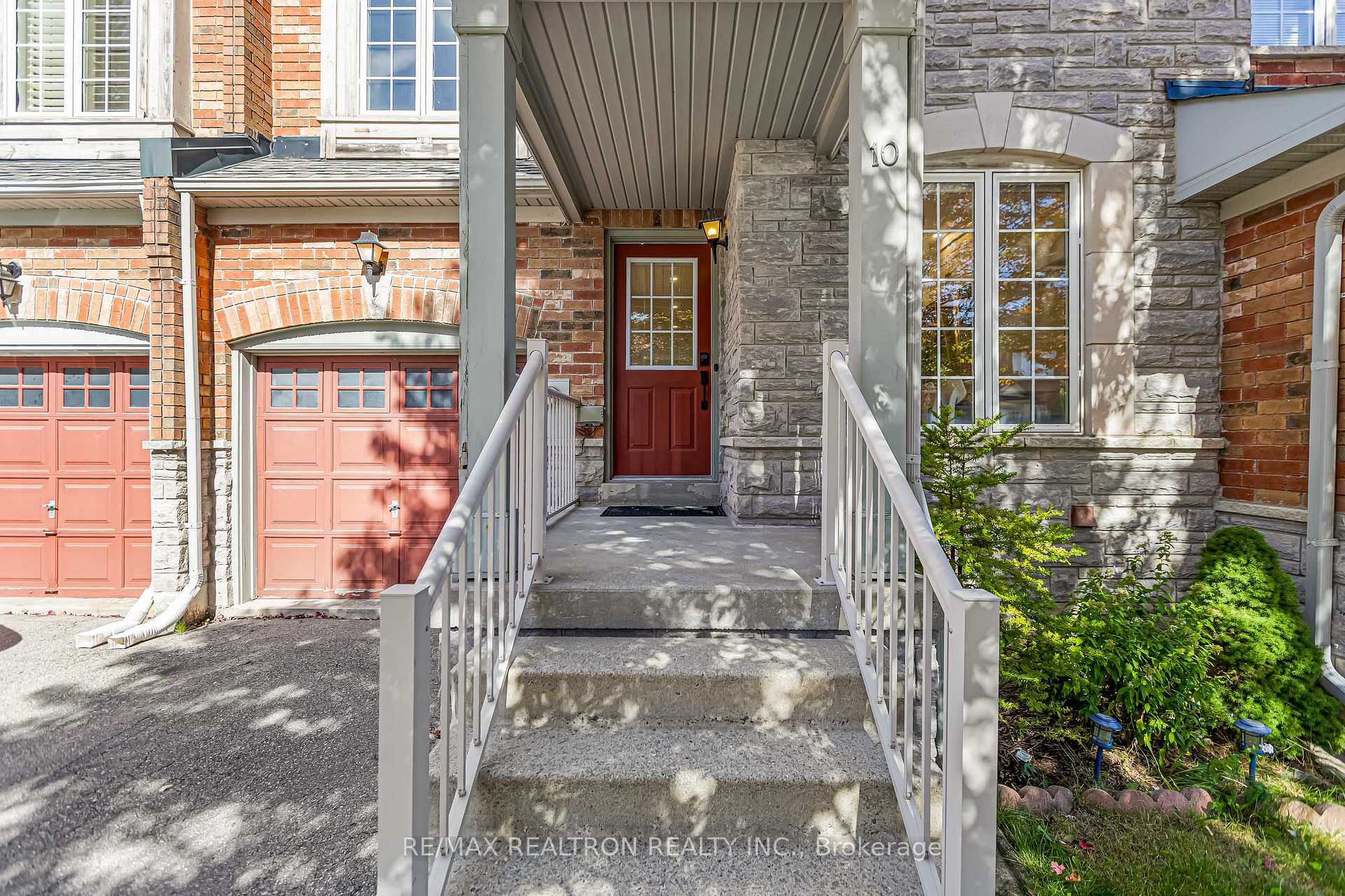 Photo 3 of 10 Macgregor Avenue, Richmond Hill, Langstaff — HOMEH