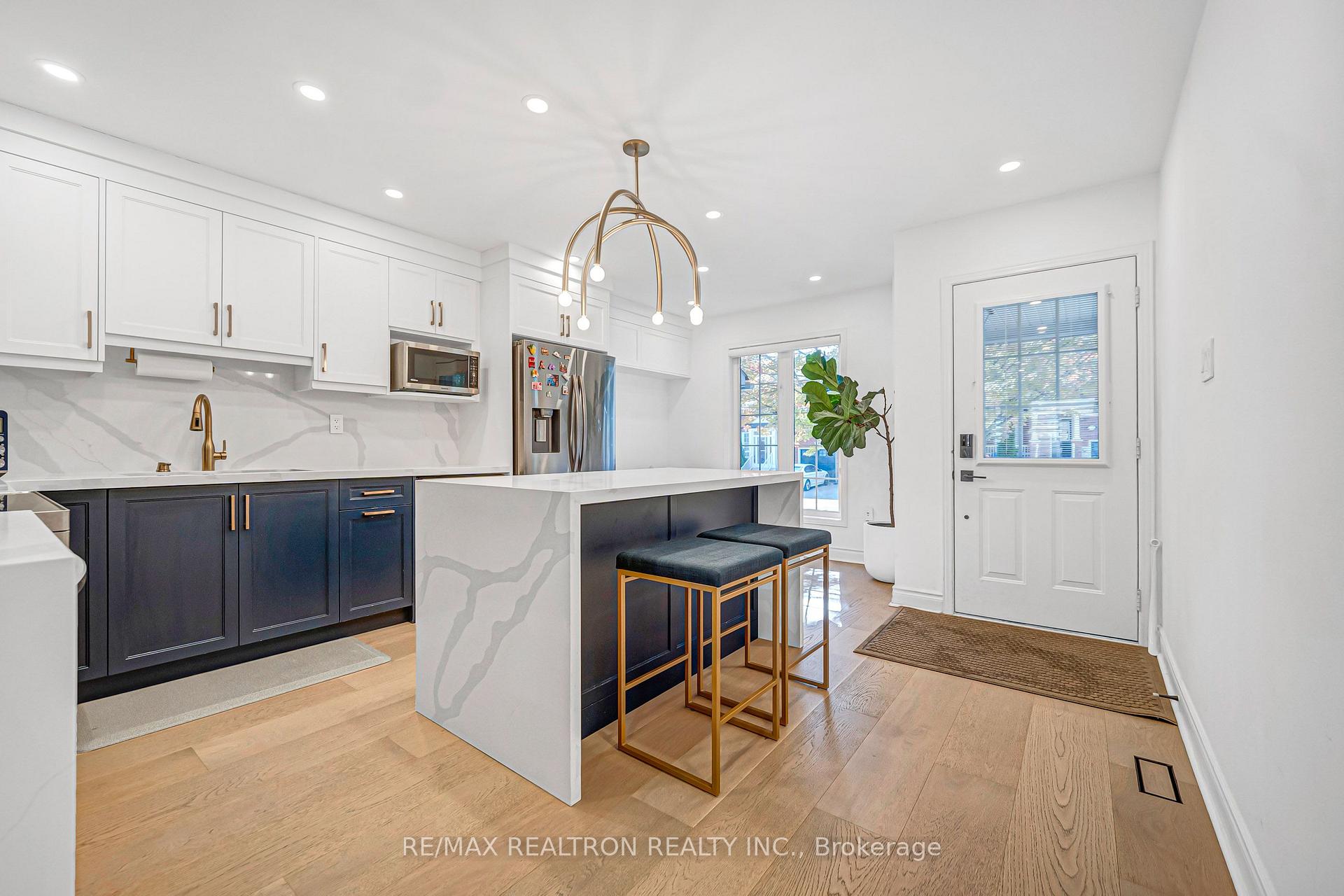 Photo 4 of 10 Macgregor Avenue, Richmond Hill, Langstaff — HOMEH