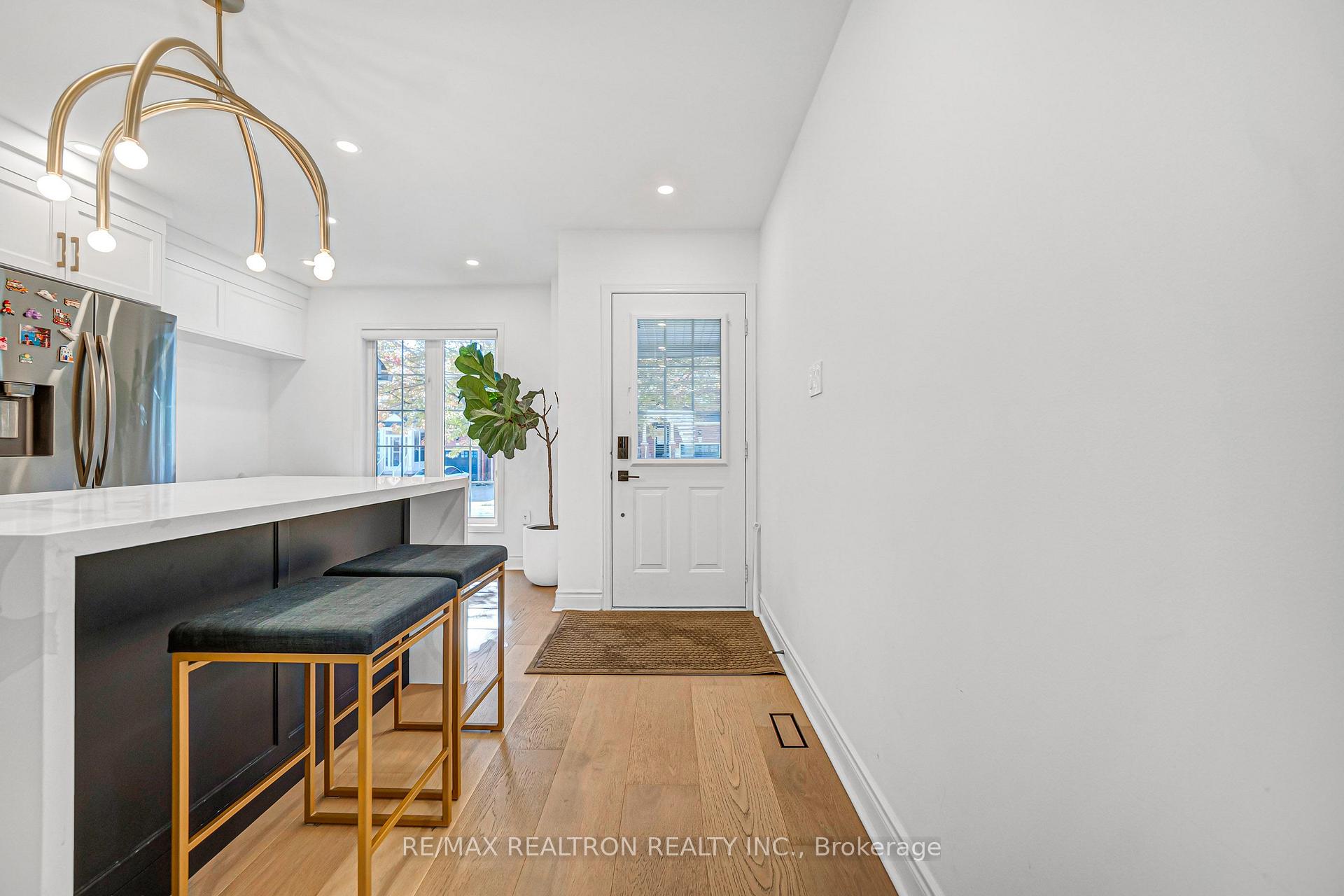 Photo 5 of 10 Macgregor Avenue, Richmond Hill, Langstaff — HOMEH