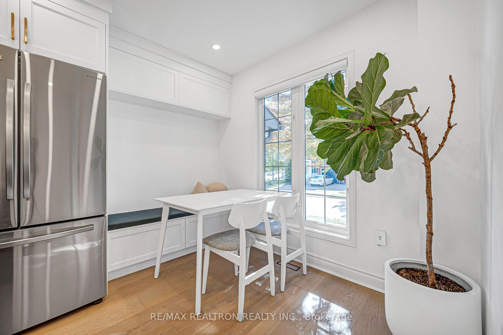 Photo 7 of 10 Macgregor Avenue, Richmond Hill, Langstaff — HOMEH