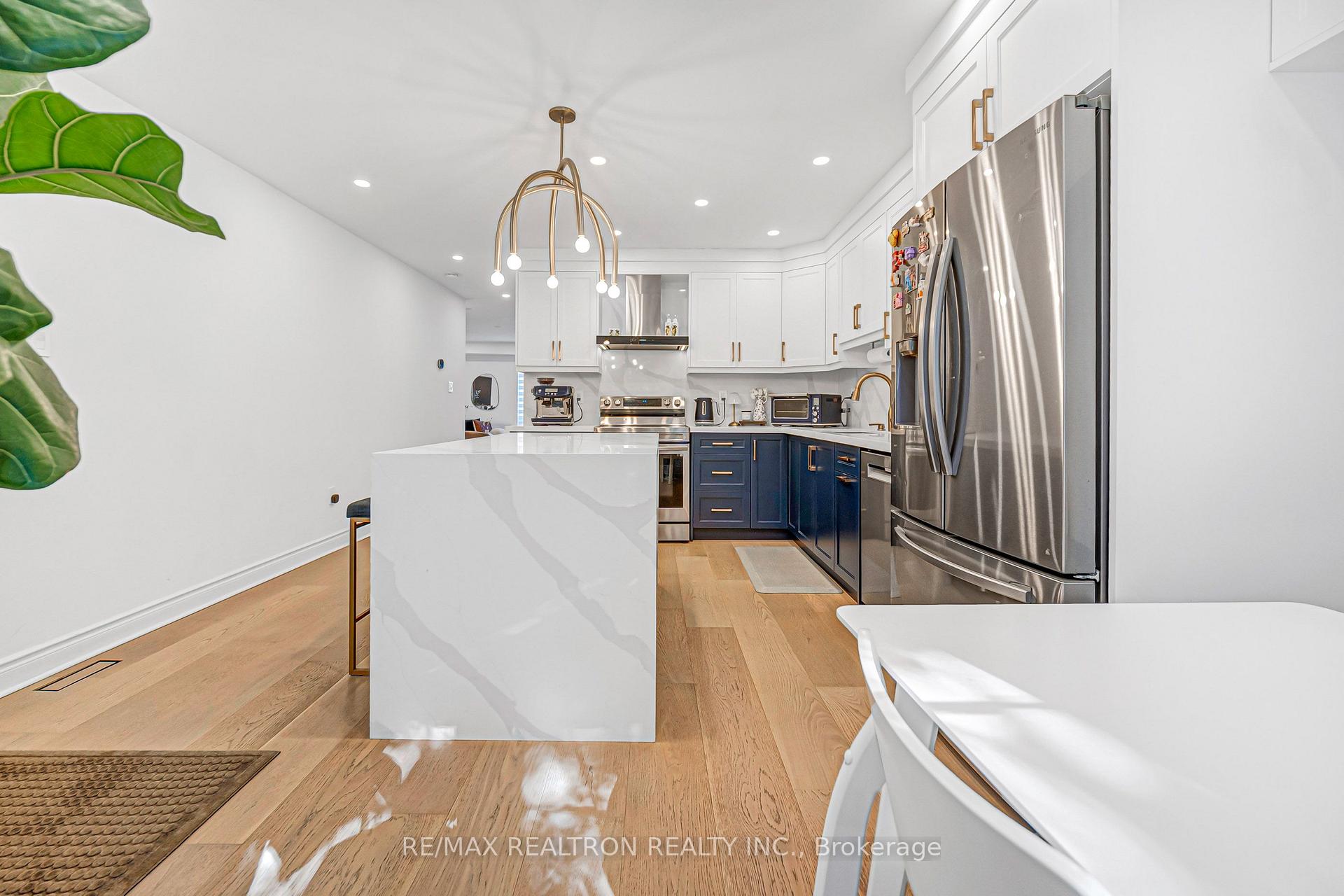 Photo 9 of 10 Macgregor Avenue, Richmond Hill, Langstaff — HOMEH